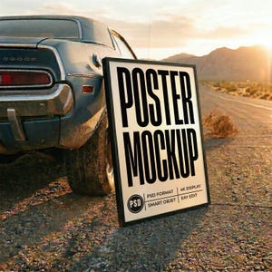 Puede incluir: Una maqueta de póster enmarcado con las palabras "POSTER MOCKUP" en letras negras en negrita. El póster está apoyado contra un coche azul clásico en una carretera desértica. El texto "PSD FORMAT", "SMART OBJET", "4K DISPLAY" y "EAY EDIT" está incluido.