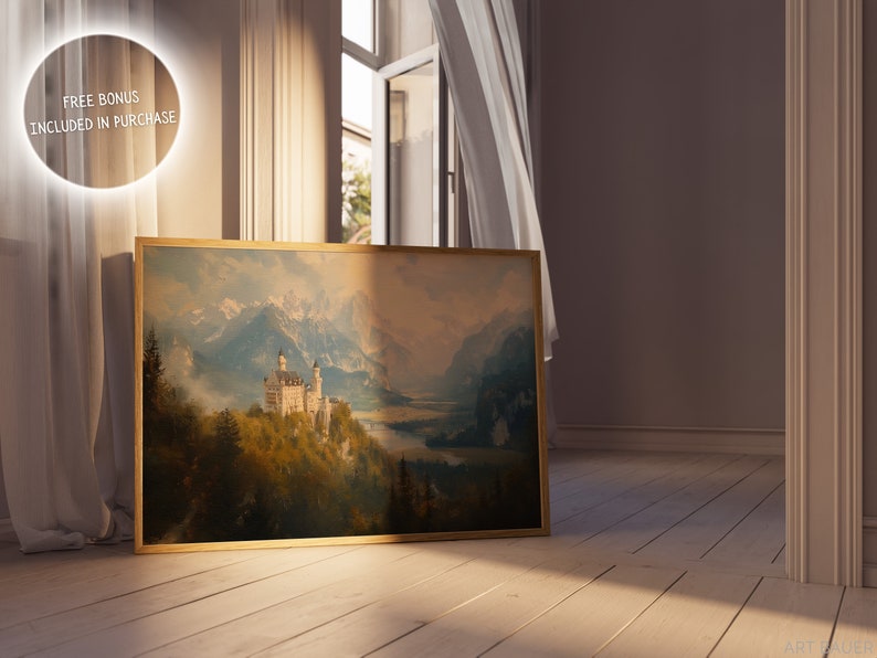Op de afbeelding: Een ingelijst schilderij van een wit kasteel, genesteld in een bergketen met een meer op de voorgrond. Het schilderij is in een gouden lijst en hangt aan een muur.
