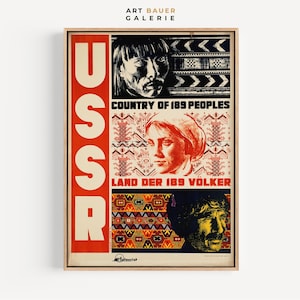 Könnte beinhalten: Ein Plakat im Vintage-Stil mit dem Wort "UdSSR" in großen roten Buchstaben. Das Plakat zeigt drei Porträts von Menschen verschiedener Ethnien, mit dem Text "Country of 189 Peoples" und "Land der 189 Völker" in kleineren Buchstaben.