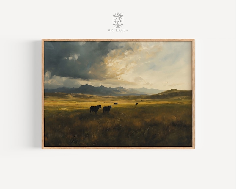 Puede incluir: Una pintura de paisaje enmarcada que representa un vasto campo de hierba con colinas onduladas en la distancia. El cielo es una mezcla de nubes oscuras y luz solar brillante, proyectando largas sombras sobre el campo. Hay algunas figuras oscuras de caballos en el campo.