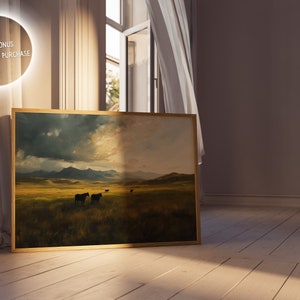 Puede incluir: Una pintura de paisaje enmarcada que representa un campo con una manada de ganado pastando bajo un cielo nublado. La pintura est&aacute; en un marco dorado y est&aacute; colgada en una pared.