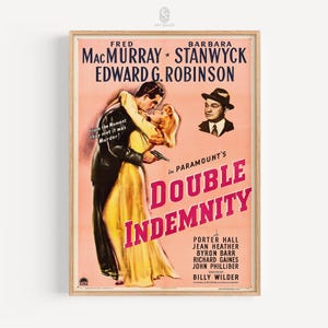 Op de afbeelding: Een ingelijste vintage filmposter voor "Double Indemnity" met Fred MacMurray, Barbara Stanwyck en Edward G. Robinson. De poster heeft een perzikkleurige achtergrond met een omhelzend stel, een man met een pistool en de titel van de film.