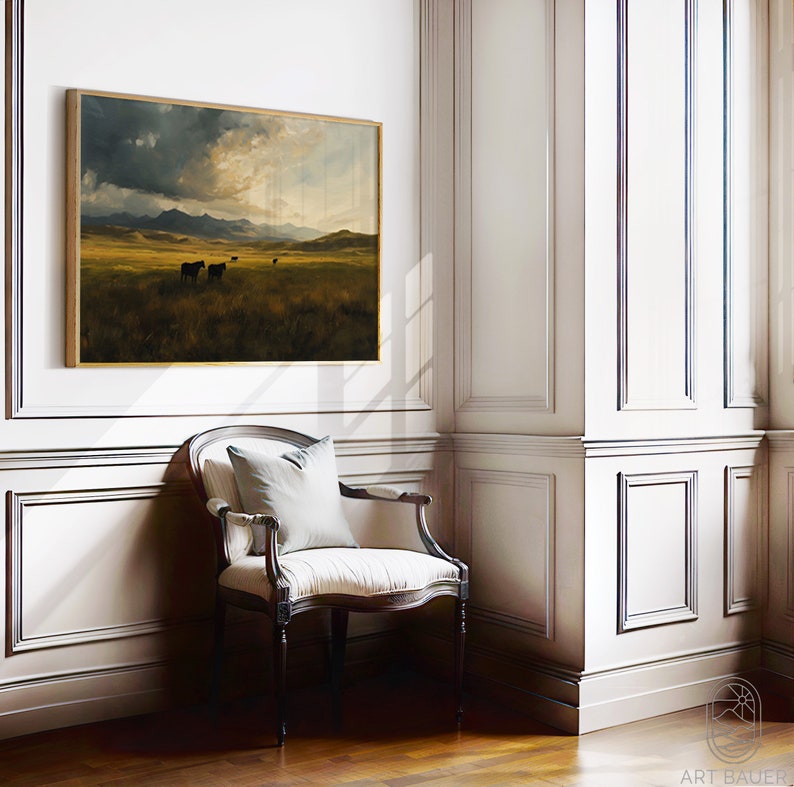 Puede incluir: Una pintura de paisaje enmarcada que representa un campo de hierba con un cielo dram&aacute;tico y monta&ntilde;as en la distancia. Tres figuras oscuras de ganado caminan a trav&eacute;s del campo.