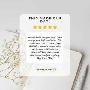 Puede incluir: Una rese&ntilde;a de cinco estrellas para un producto digital. La rese&ntilde;a dice "This made our day!" e incluye un testimonio de una dise&ntilde;adora de interiores que dice: "Como dise&ntilde;adora de interiores, mis clientes siempre quieren arte de alta calidad. Esto me ahorr&oacute; mucho tiempo y me emocion&oacute; saber que la configuraci&oacute;n de impresi&oacute;n adecuada estaba integrada en la descarga. &iexcl;Acceso f&aacute;cil y no tuve que ajustar nada! &iexcl;Gracias Mia!!" - Katrina, Malibu CA