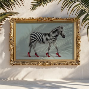 Könnte beinhalten: Ein gerahmtes Kunstwerk mit einem Zebra, das rote High Heels trägt. Das Zebra mit schwarz-weißen Streifen ist vor einem hellblauen Hintergrund mit Palmenblätterschatten dargestellt. Der verzierte Goldrahmen verleiht einen Hauch von Eleganz.