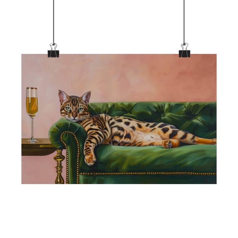 Kunstprint van een Bengaalse kat: Exotische kat op een smaragdgroene bank afbeelding 2