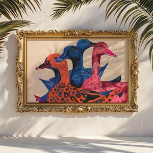 Może przedstawiać: Oprawione dzieło sztuki przedstawiające cztery stylizowane kaczki w żywych kolorach. Kaczki są namalowane w odcieniach pomarańczu, błękitu i różu, ze wzorzystymi detalami. Ozdobna złota rama dodaje dziełu elegancji.