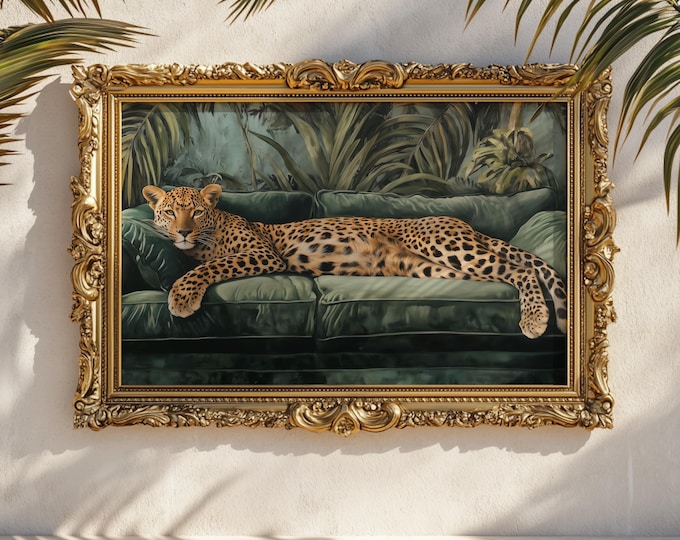 Leopard auf smaragdgrünem Samtsofa Kunstdruck: Tropisches Palmendekor