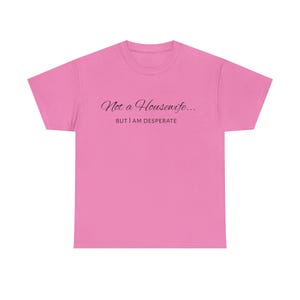 Rolig grafisk t-shirt: Inte en hemmafru men jag är desperat - Y2K-humor