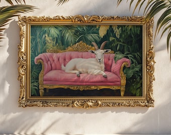 Puede incluir: Una obra de arte enmarcada con una cabra blanca descansando en un sofá rosa. El sofá está situado sobre un fondo de exuberante follaje verde. El marco dorado ornamentado añade un toque de elegancia a la escena caprichosa.