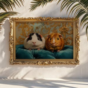 Peut inclure: Un portrait encadré de deux cochons d'Inde. L'un est blanc et noir, l'autre est orange et marron. Ils sont assis sur un coussin turquoise devant un papier peint doré à motifs floraux. Le cadre doré orné ajoute une touche d'élégance.