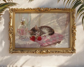 Puede incluir: Pintura enmarcada de un gatito durmiendo sobre una almohada rosa con fresas. Un frasco de perfume transparente con líquido rosa está a la izquierda. El marco dorado ornamentado añade un toque vintage. La pintura está sobre un fondo blanco.