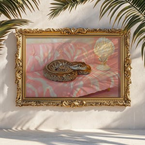 Könnte beinhalten: Ein gerahmtes Gemälde mit einer sich ringelnden Schlange auf einem rosa-weiß gestreiften Sofa. Eine dekorative Muschellampe ist ebenfalls zu sehen. Das Kunstwerk ist in einem goldenen Rahmen vor einer weißen Wand mit Palmenblatt Schatten.