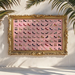 Op de afbeelding: Een ingelijst kunstwerk met een verzameling pumps in diverse kleuren en stijlen. De schoenen zijn geplaatst op een roze, getextureerde achtergrond in een gouden, sierlijke lijst. Het kunstwerk hangt aan een witte muur.