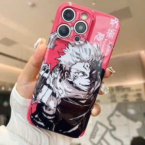 K&ouml;nnte beinhalten: Eine rosa iPhone-H&uuml;lle mit einer Schwarzwei&szlig;-Illustration eines Charakters aus dem Anime "Jujutsu Kaisen". Der Charakter ist ein junger Mann mit stacheligen wei&szlig;en Haaren und einem schwarzen Augenklappen. Die H&uuml;lle tr&auml;gt den japanischen Text "Jujutsu Kaisen".
