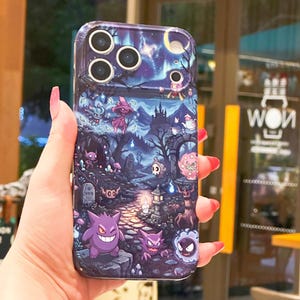 Op de afbeelding: Een smartphonehoesje met een donkere, nachtelijke bosscène met diverse paarse en roze cartoonwezens, een stenen pad, een kasteel in de verte, een gloeiende maansikkel en een theeservies, alles tegen een diepblauwe en paarse sterrenhemel.