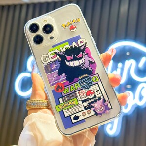 Może przedstawiać: Przezroczyste etui na telefon z kolorowym wzorem Pokemon. Etui przedstawia postać Pokemon Genga, logo Pokemon League i tekst "WAR G".