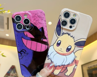 Könnte beinhalten: Zwei Handyhüllen mit verschiedenen Pokémon-Charakteren. Die erste Hülle ist pink und lila mit einem Gengar-Charakter. Die zweite Hülle ist beige mit einem Eevee-Charakter.
