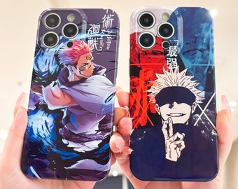 Könnte beinhalten: Zwei Handyhüllen mit Anime-Charakteren. Die Hülle links zeigt einen Charakter mit blauen Haaren und einem weißen Outfit. Die Hülle rechts zeigt einen Charakter mit weißen Haaren und einem schwarzen Outfit. Beide Hüllen haben japanischen Text darauf.