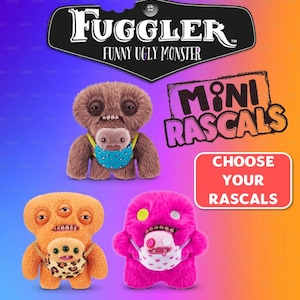 Puede incluir: Imagen de tres peluches Fuggler Mini Rascals. El juguete superior es marrón con un pequeño peluche de bebé en un portabebés azul. El juguete inferior izquierdo es naranja con tres ojos y un portabebés con estampado de leopardo. El juguete inferior derecho es rosa con un portabebés con estampado de corazones blancos.