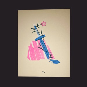 Puede incluir: Una espada azul con una franja blanca está clavada en una formación rocosa rosa. Una flor rosa de cinco pétalos crece de la espada.