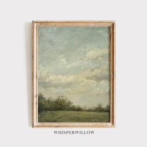 Pode incluir: Uma pintura emoldurada de uma paisagem com um campo verde, uma linha de árvores e um céu nublado. O céu é azul claro com nuvens brancas. O campo é verde claro com algumas flores brancas. As árvores são verde escuras. A moldura é de madeira marrom clara.