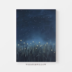 Puede incluir: Una impresión de arte mural rectangular que muestra un cielo nocturno azul marino oscuro lleno de pequeñas estrellas blancas sobre un campo de hierba verde oscuro iluminado por luciérnagas amarillas. El texto WHISPERWILLOW aparece abajo.