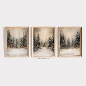 Puede incluir: Conjunto de tres impresiones artísticas enmarcadas que representan una escena de bosque invernal. La obra de arte muestra suelo cubierto de nieve, árboles de hoja perenne oscuros y una suave luz dorada. Los marcos son de color marrón claro, creando un ambiente sereno.