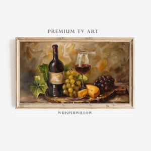 Puede incluir: Una pintura de bodegón con una botella de vino tinto, una copa de vino tinto, uvas y queso sobre una tabla de madera. La pintura está enmarcada en un marco de madera claro.