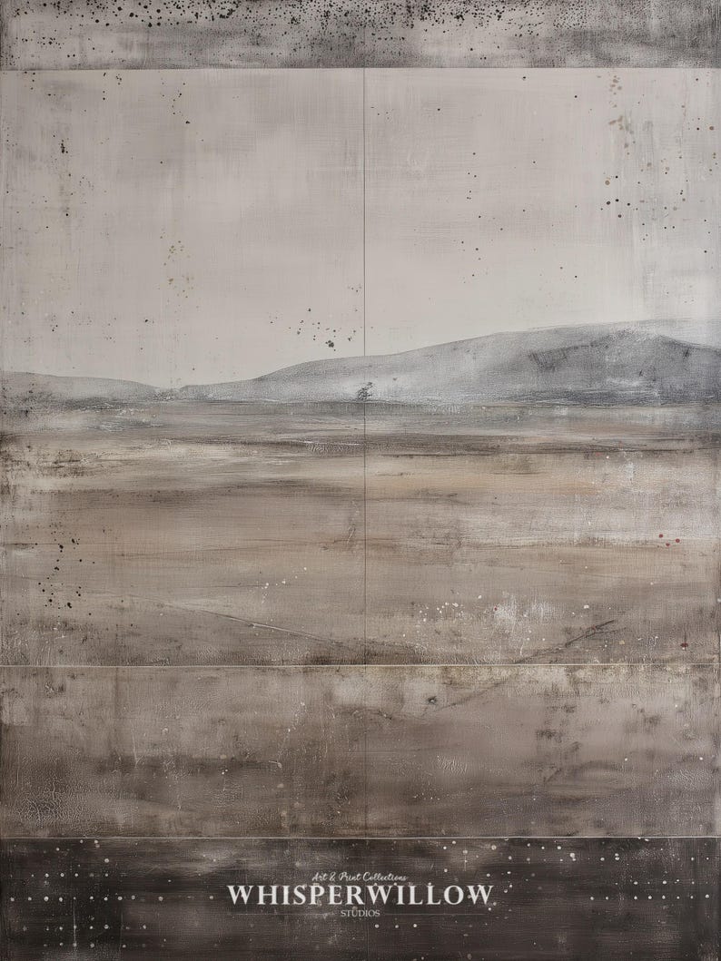 K&ouml;nnte beinhalten: Abstrakter Landschaftskunst-Druck mit einer ged&auml;mpften Farbpalette aus Grau, Braun und Wei&szlig;. Das Kunstwerk zeigt eine strukturierte Oberfl&auml;che mit Spritzern und einer Bergkette im Hintergrund. Der Text "Whisperwillow Studios" befindet sich unten.