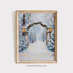 Puede incluir: Una pintura que representa una escena de invierno nevada con una guirnalda de bayas rojas y hojas verdes arqueadas sobre un camino bordeado de farolas. El camino conduce a un bosque nevado en la distancia.