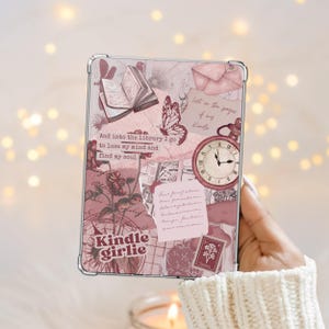 Könnte beinhalten: Eine transparente Kindle-Hülle mit einem Collage-Design in Rosa- und Cremetönen. Das Design umfasst einen Schmetterling, ein offenes Buch, eine Uhr und den Text "Kindle girlie". Zusätzlicher Text lautet "And into the library I go to lose my mind and find my soul."