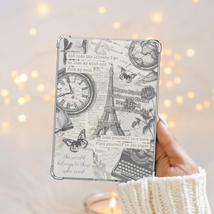 Könnte beinhalten: Eine transparente Tablet-Hülle mit einem Vintage-Collage-Design. Das Design umfasst eine Uhr, den Eiffelturm, Schmetterlinge und Text mit der Aufschrift "And into the library I go to lose my mind and find my soul."