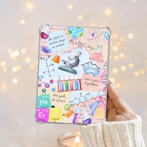 Peut inclure: Une coque de tablette rectangulaire présentant un collage d'illustrations sur le thème de la science, incluant un microscope, des tubes à essai, des formules chimiques et le texte : An object in motion stays in motion, Love is just a hypothesis, et Hot girls do science.