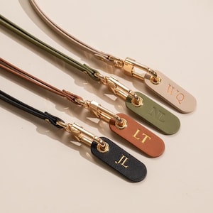 Cordón de piel napa con llavero grabado: llavero personalizado para el cuello, accesorio minimalista para oficina, regalo con inicial personalizada.