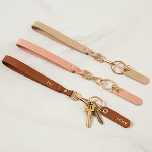 Llavero rectangular de piel napa repujada con etiqueta y correa para la muñeca - Correa para llaves personalizada, dije minimalista personalizado para bolso