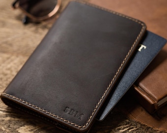 Portapasaportes de cuero envejecido con monograma en relieve - Cartera de viaje de cuero genuino personalizada - Regalo para viajero, papá, hermano - Estilo rústico