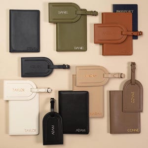Puede incluir: Una colecci&oacute;n de fundas para pasaporte rectangulares y etiquetas de equipaje arqueadas en varios colores, incluyendo negro, oliva, tostado, crema y marr&oacute;n. Cada art&iacute;culo est&aacute; personalizado con nombres como Steven, Daniel, Angela, Taylor, Adam, Mariah y Connie.