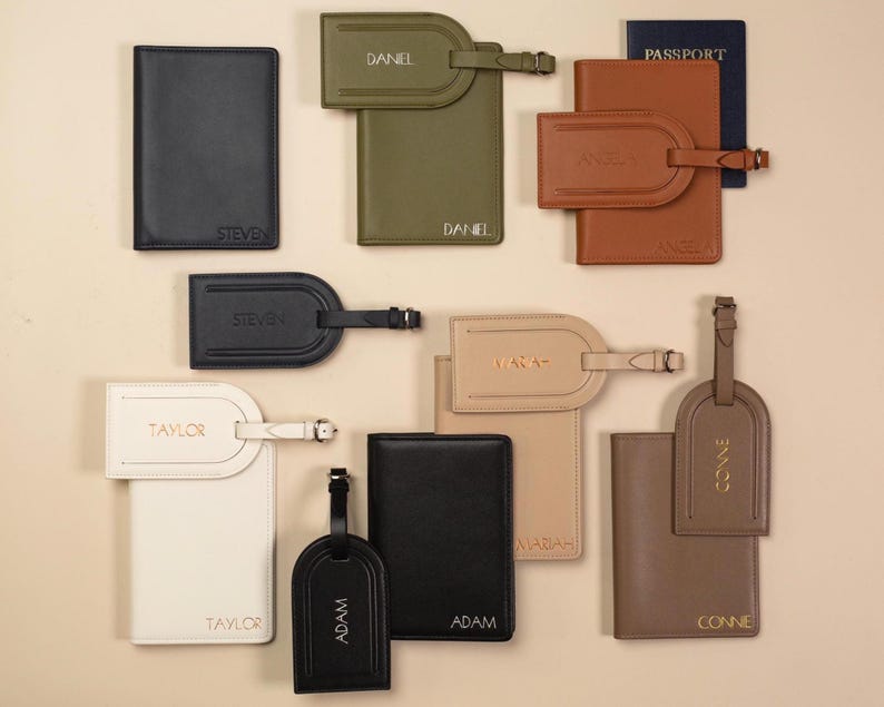 Puede incluir: Una colecci&oacute;n de fundas para pasaporte rectangulares y etiquetas de equipaje arqueadas en varios colores, incluyendo negro, oliva, tostado, crema y marr&oacute;n. Cada art&iacute;culo est&aacute; personalizado con nombres como Steven, Daniel, Angela, Taylor, Adam, Mariah y Connie.