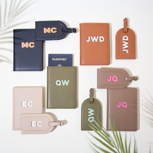 Juego de porta pasaporte y etiqueta de equipaje personalizados: billetera con monograma para tarjetas de viaje, tercer aniversario de bodas, regalo personalizado para mamá, esposa