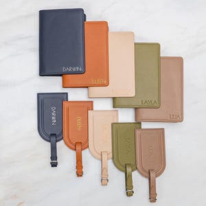Funda para pasaporte y etiqueta para equipaje de piel napa repujada (conjunto) - Regalo de viaje personalizado con nombre grabado, funda para pasaporte personalizada, regalo para ella. imagen 2