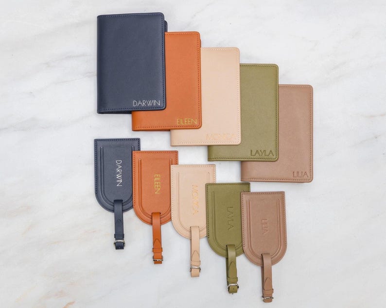 Funda para pasaporte y etiqueta para equipaje de piel napa repujada (conjunto) - Regalo de viaje personalizado con nombre grabado, funda para pasaporte personalizada, regalo para ella. imagen 2