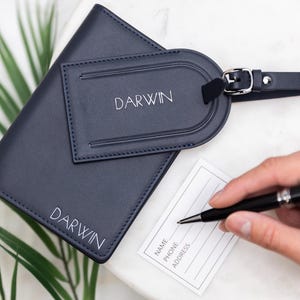Funda para pasaporte y etiqueta para equipaje de piel napa repujada (conjunto) - Regalo de viaje personalizado con nombre grabado, funda para pasaporte personalizada, regalo para ella. imagen 3