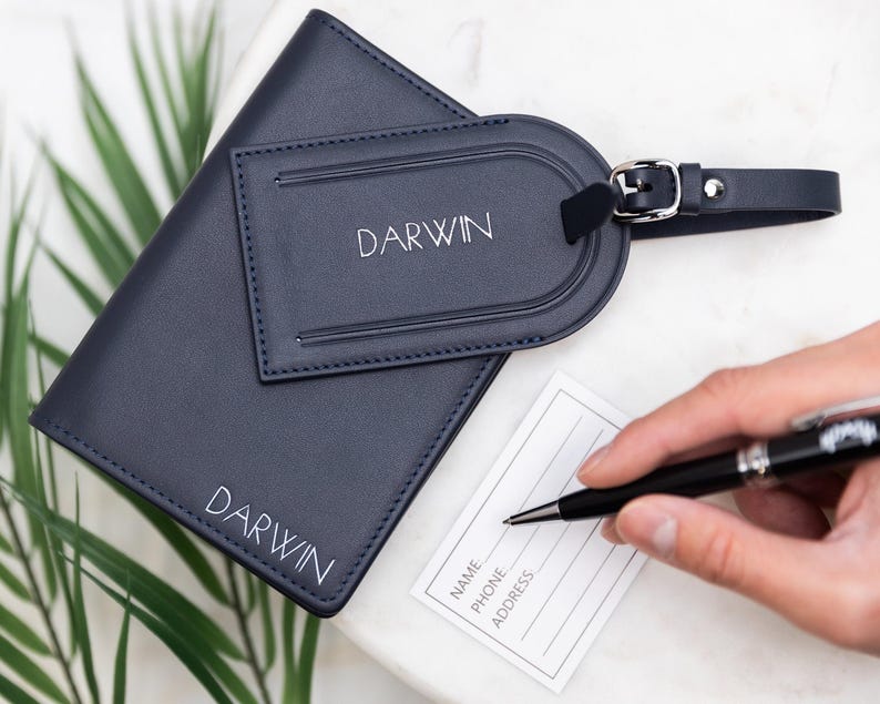 Funda para pasaporte y etiqueta para equipaje de piel napa repujada (conjunto) - Regalo de viaje personalizado con nombre grabado, funda para pasaporte personalizada, regalo para ella. imagen 3