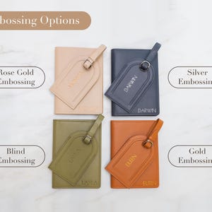 Puede incluir: Cuatro fundas para pasaporte con etiquetas de equipaje a juego en beige, azul marino, verde oliva y marr&oacute;n claro. Cada conjunto presenta nombres personalizados en oro rosa, plata, relieve ciego y oro. El texto 'Embossing Options' aparece arriba.