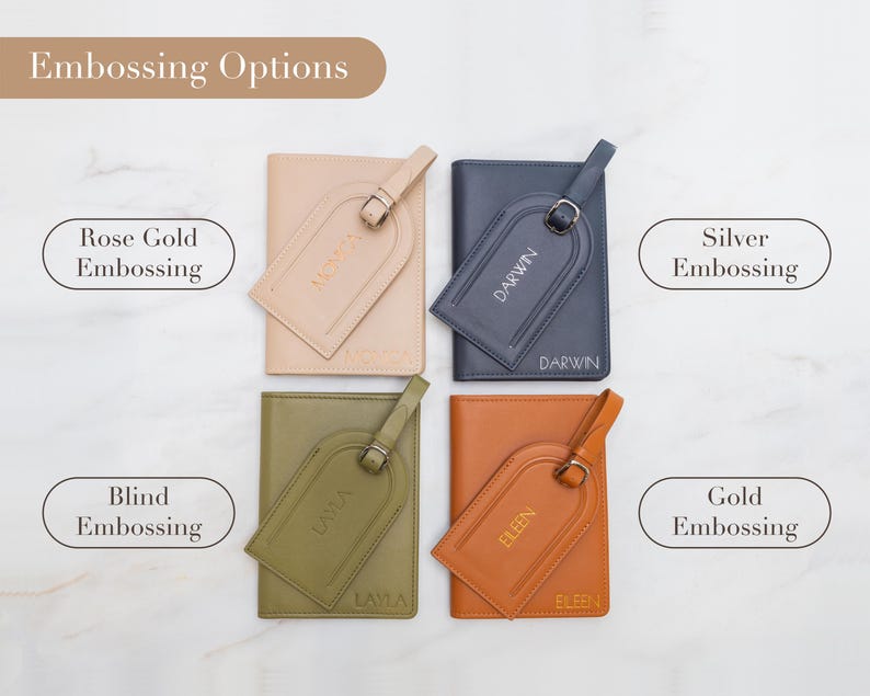 Puede incluir: Cuatro fundas para pasaporte con etiquetas de equipaje a juego en beige, azul marino, verde oliva y marr&oacute;n claro. Cada conjunto presenta nombres personalizados en oro rosa, plata, relieve ciego y oro. El texto 'Embossing Options' aparece arriba.