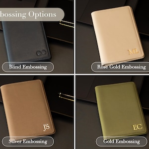 Puede incluir: Cuatro fundas rectangulares para pasaporte en azul marino, beige, marr&oacute;n claro y verde oliva. Cada una muestra un estilo de personalizaci&oacute;n distinto: grabado en seco, iniciales en oro rosa, plata y oro. El texto dice Embossing Options.