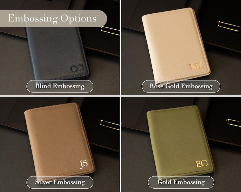 Puede incluir: Cuatro fundas rectangulares para pasaporte en azul marino, beige, marr&oacute;n claro y verde oliva. Cada una muestra un estilo de personalizaci&oacute;n distinto: grabado en seco, iniciales en oro rosa, plata y oro. El texto dice Embossing Options.