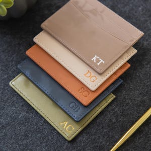 Tarjetero de cuero repujado: billetera delgada con iniciales y monograma personalizado, regalos de tercer aniversario para él y ella, ideas de regalos para mamá y papá