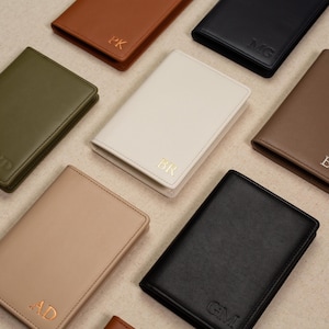 Funda para pasaporte de piel repujada - Funda personalizada con monograma, cartera minimalista de viaje de piel napa auténtica, ideal para lunas de miel en pareja